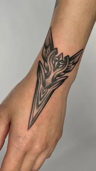 Precision meets perfect placement. Book your bespoke geometric or illustrative hand piece with experienced artist Daisuke Sakaguchi at Silent Moon Tattoo (London SE16).