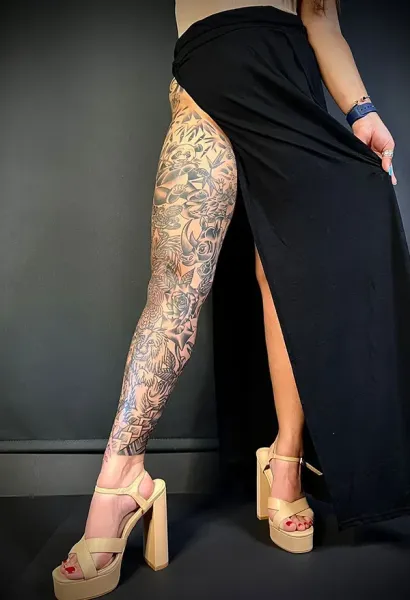 Transform your personal narrative into a living mural. Book your bespoke traditional Japanese-inspired leg sleeve with experienced artist Daisuke Sakaguchi at Silent Moon Tattoo (London SE16).