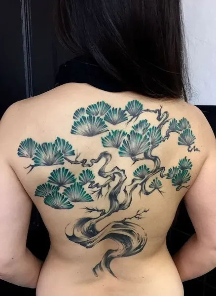 Root your identity in resilience and longevity. Book your custom large-scale botanical backpiece with experienced artist Daisuke Sakaguchi at Silent Moon Tattoo (London SE16).