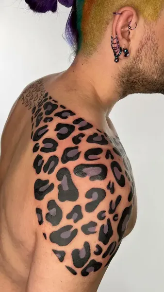 Make a bold statement with flawless, large-scale pattern work. Book your bespoke illustrative or pattern piece with experienced artist Daisuke Sakaguchi at Silent Moon Tattoo (London SE16).