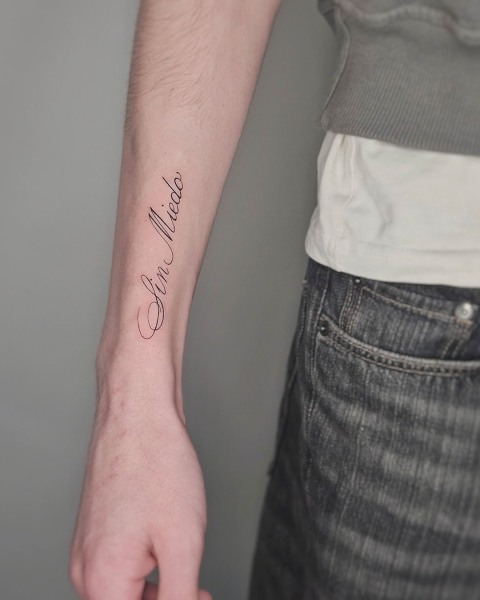Fine line "Sin Miedo" calligraphy tattoo by Klaudia at Silent Moon, our private tattoo studio in Bermondsey, South East London.