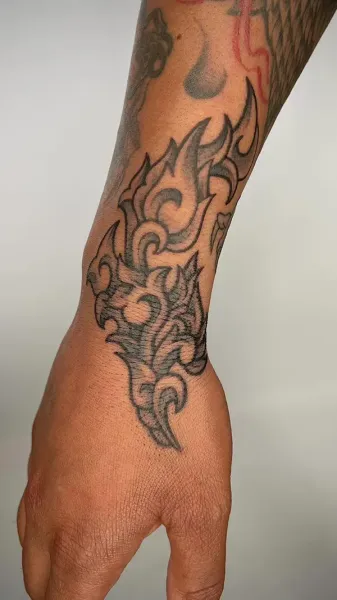 Embody fluid movement and high-impact placement. Book your bespoke neo-tribal or ornamental black and grey piece with experienced artist Daisuke Sakaguchi at Silent Moon Tattoo (London SE16).